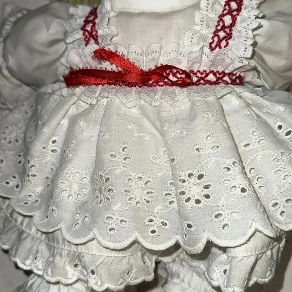 Vintage 1985 Cabbage Patch Kids Doll in White Eyelet Dress & Red Ribbon - Picture 6 of 8